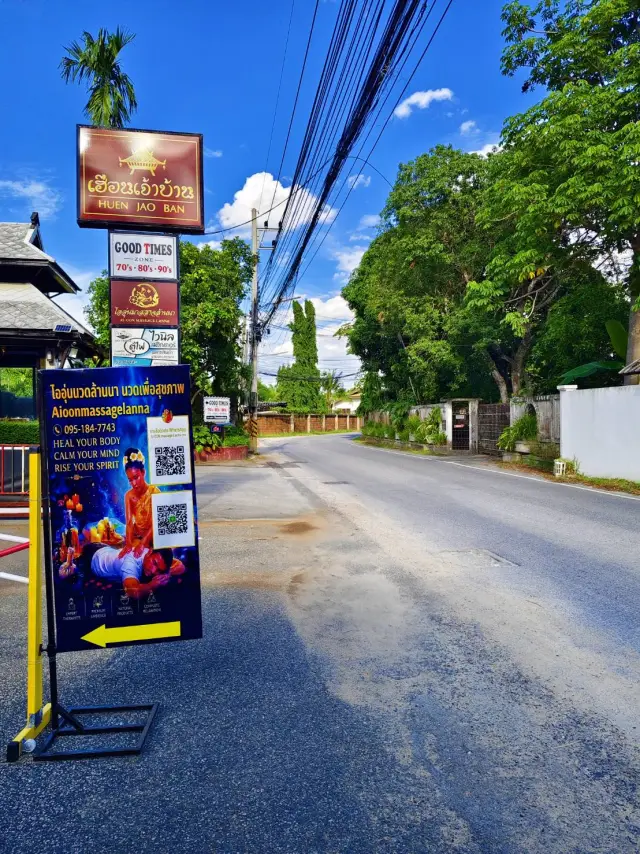 Roadside signboard pointing to Ai Oon Massage Lanna near Chang Phueak, Chiang Mai